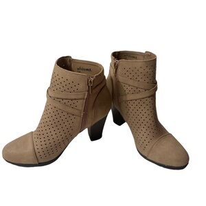 White Mountain Somers Chunky Heel Ankle Boots Size 7.5 M